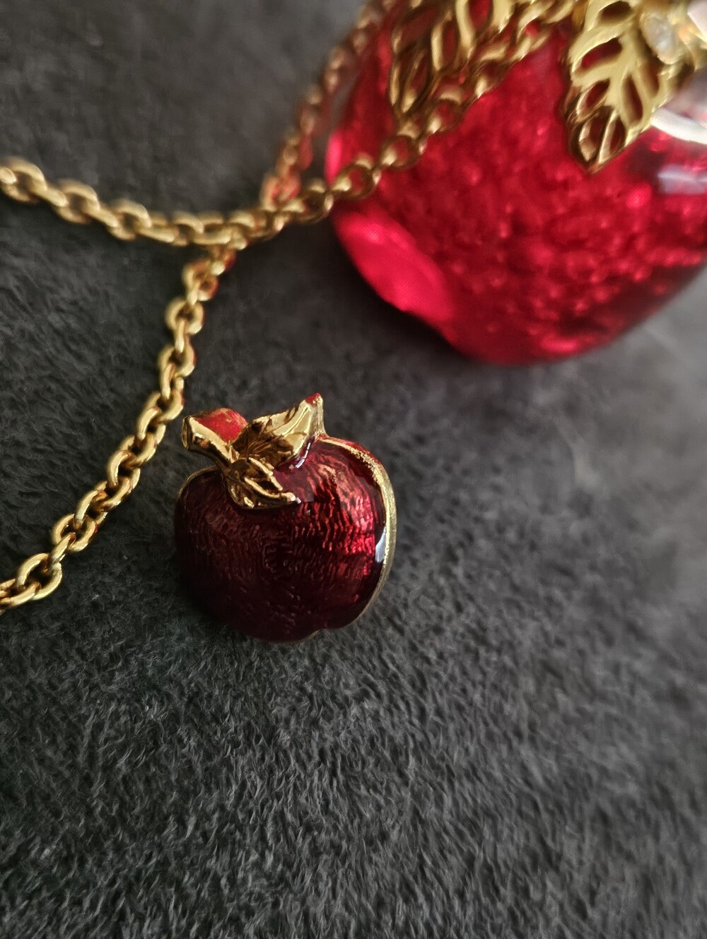 Vintage 1995 Avon Elegant Apple Pendant Necklace Red Lucite Gold Tone Box Signed - Picture 5 of 9